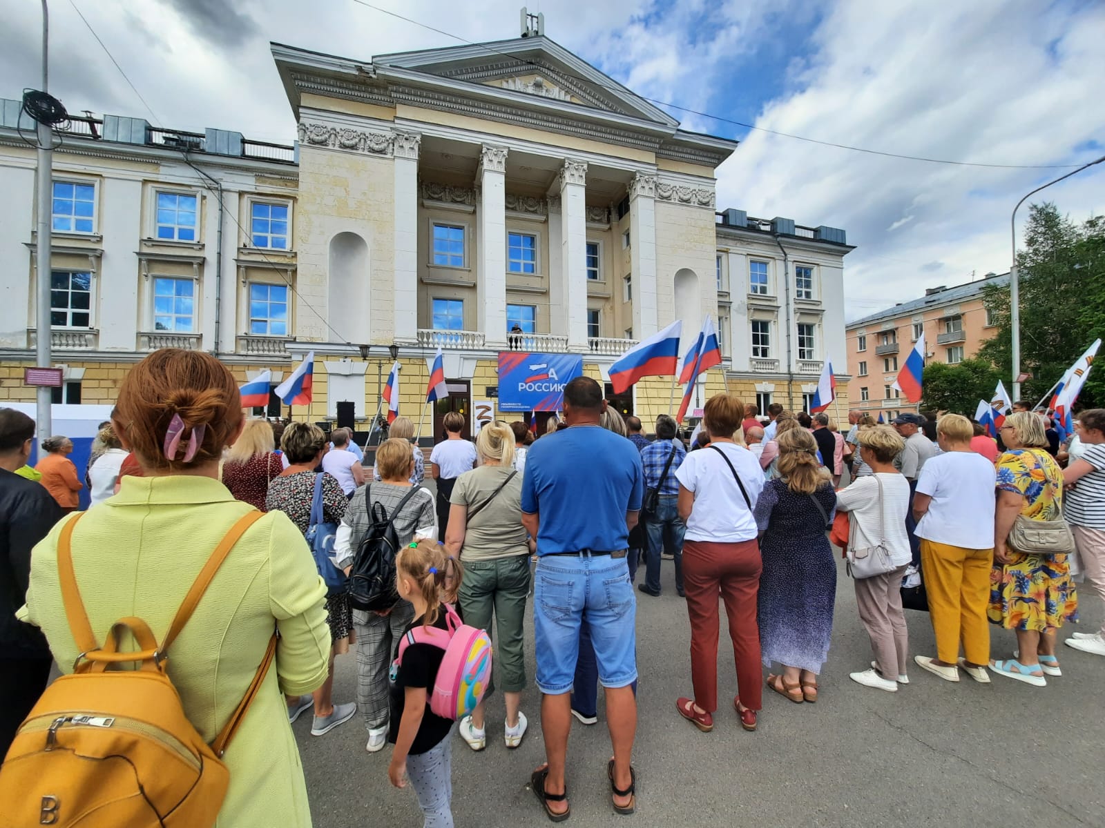 В Северске состоялся митинг-концерт в поддержку Всероссийской акции «Своих  не бросаем» | Администрация ЗАТО Северск